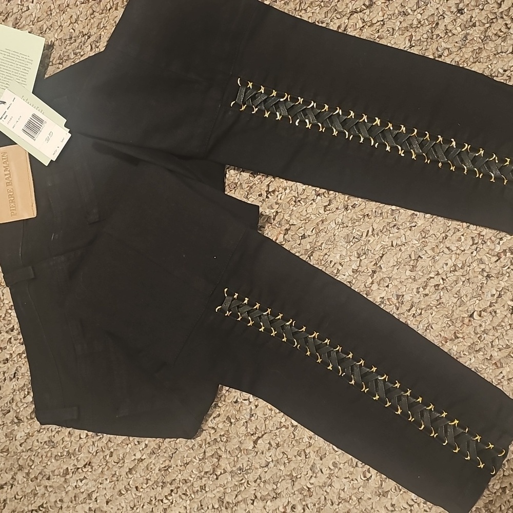 Brand New Pierre Balmain jeans....size 26..great detail on bottom!!! msrp$500.00